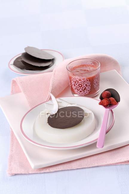 Coconut jelly with dark chocolate thins — Stock Photo