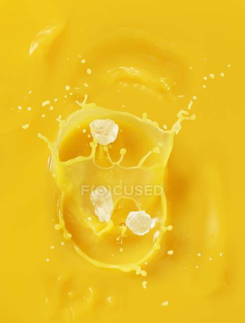 Suco de laranja com respingo — Fotografia de Stock