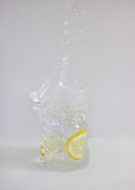 Gin Tonic spritzt aus einem Glas — Stockfoto