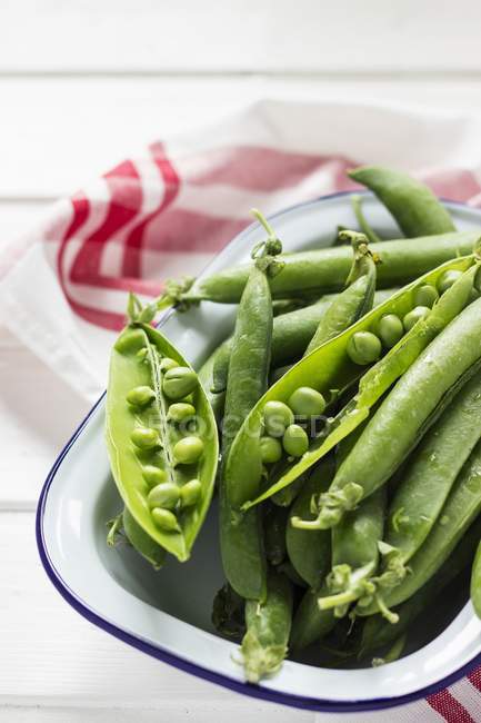 Ganze und offene frische Erbsenschoten — Stockfoto