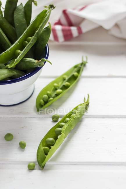 Whole and open pea pods — Stock Photo