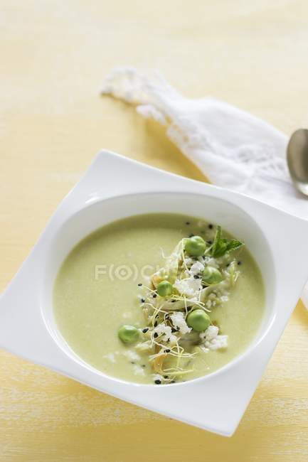 Cream of pea soup — Stock Photo
