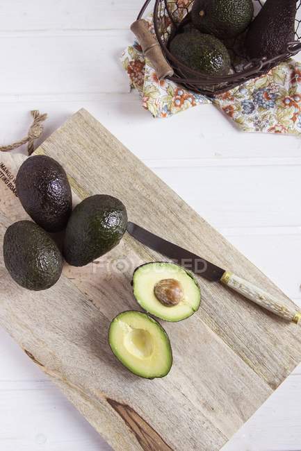 Frische Avocados mit Hälften — Stockfoto