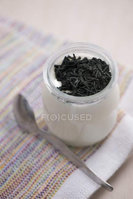 Yogurt con spirulina in vaso di vetro — Foto stock