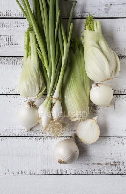 Rohe weiße Zwiebeln — Stockfoto
