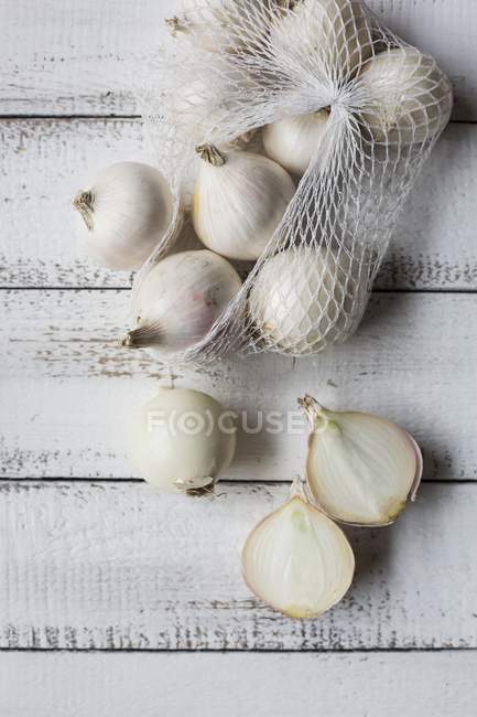 Weiße Zwiebeln auf dem Tisch — Stockfoto