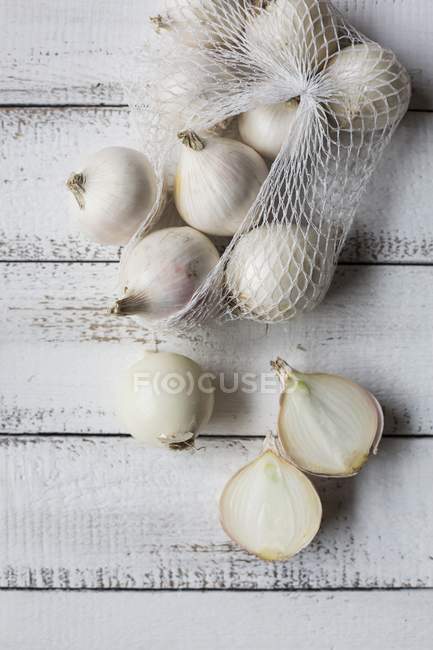 Oignons blancs sur la table — Photo de stock