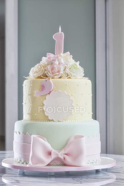Bolo de aniversário em tons pastel delicados — Fotografia de Stock