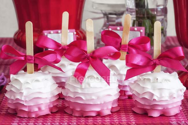 Frilly cake pops avec des rubans — Photo de stock