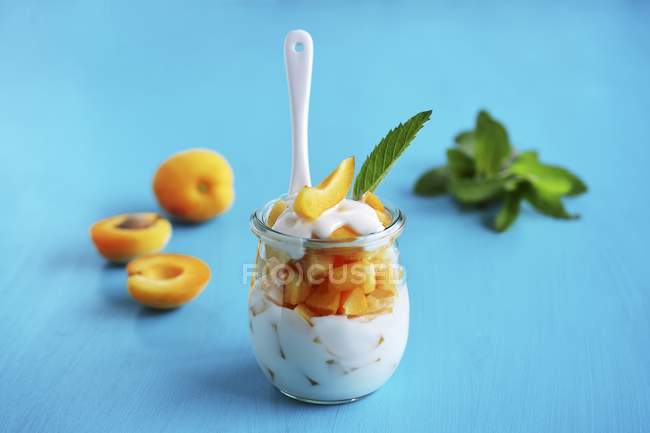 Apricots with yoghurt and mint — Stock Photo
