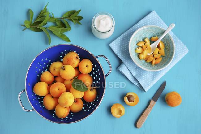Fresh apricots in colander — Stock Photo