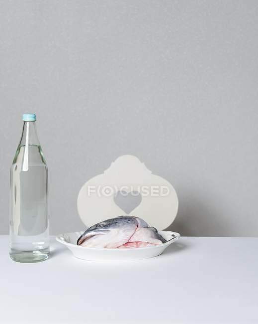 Raw uncooked salmon head — Stock Photo