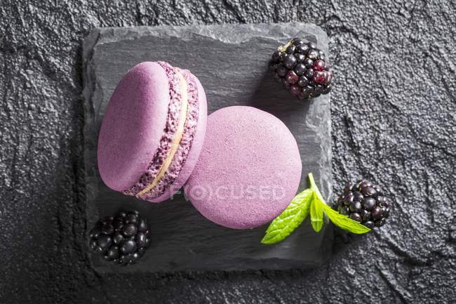 Pink Blackberry macaroons — Stock Photo