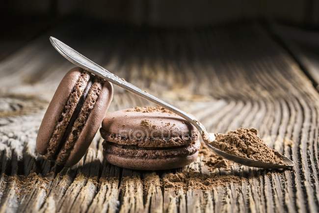 Macaroons de chocolate com colher — Fotografia de Stock