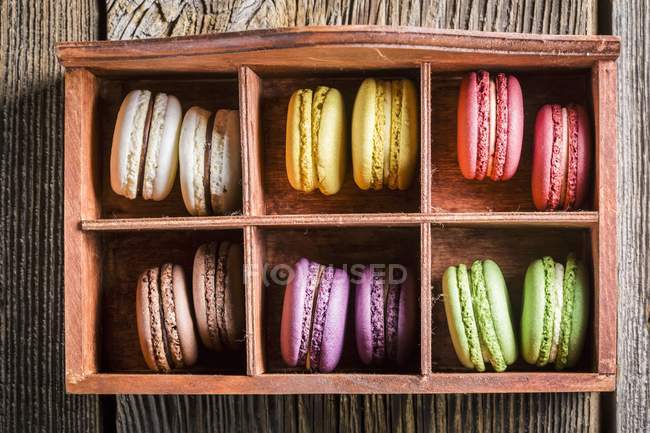 Macaroons coloridos na caixa — Fotografia de Stock
