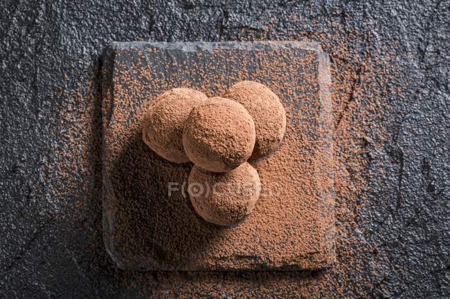 Куча шоколадных пралине — стоковое фото
