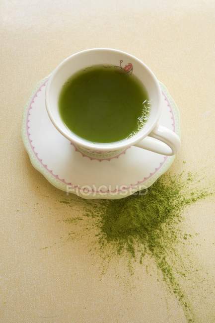 Chá Matcha em xícara com pó — Fotografia de Stock