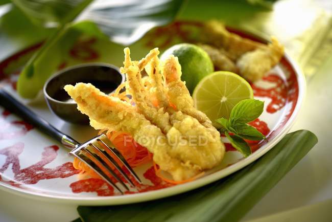 Vue rapprochée des crevettes à carapace molle en pâte Tempura — Photo de stock