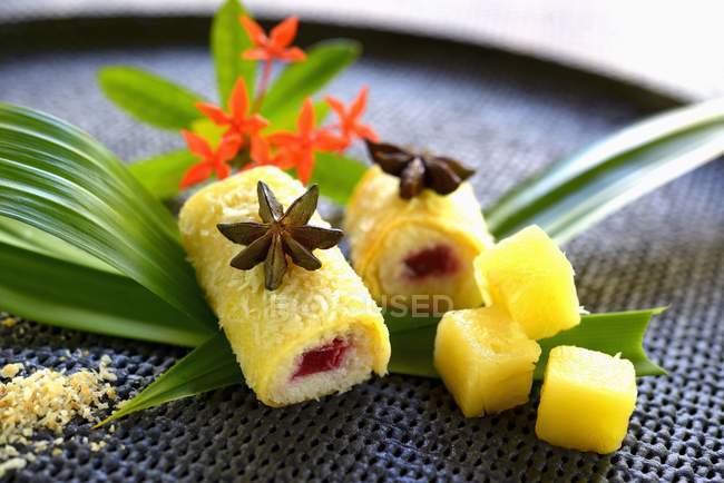 Closeup view of Pandan crepe rolls with anise stars and leaves — Stock Photo