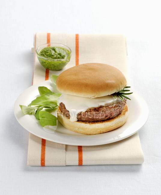 Hamburger avec scamorza et basilic — Photo de stock
