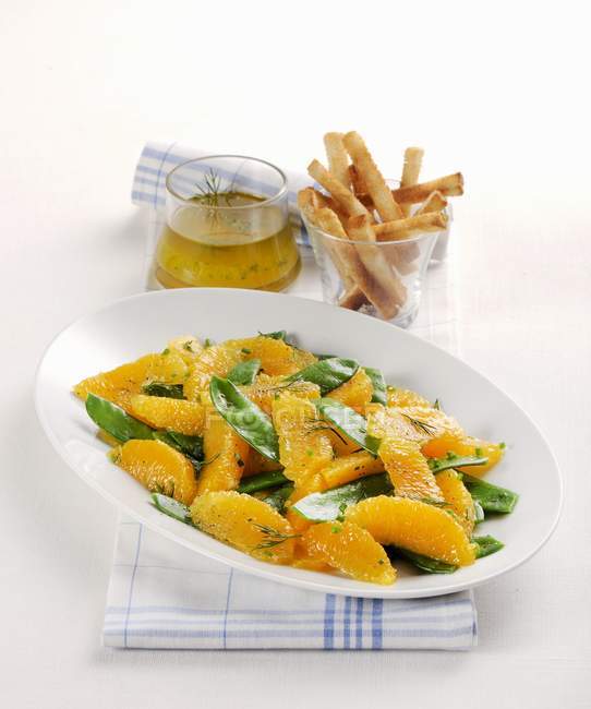 Апельсиновый салат с хлебными палочками — стоковое фото