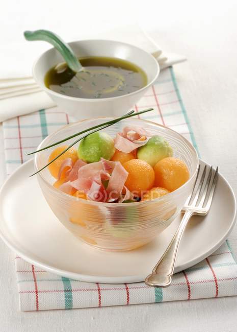 Avocado e insalata con strisce di prosciutto — Foto stock