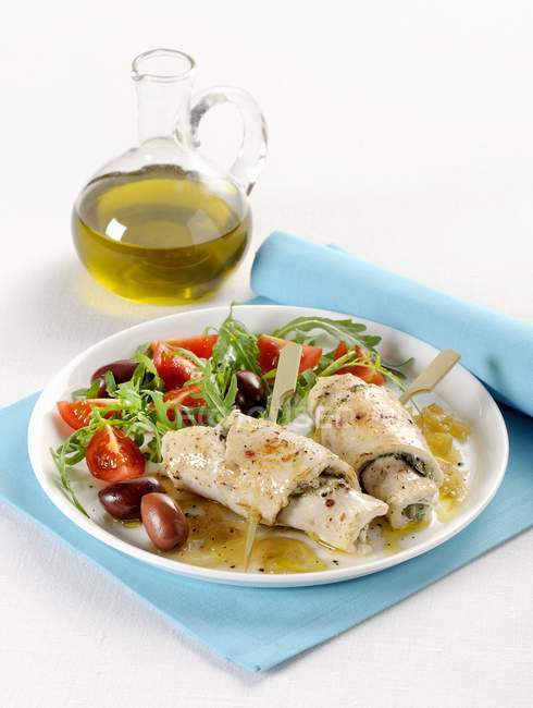 Swordfish and pesto rolls with salad — Stock Photo