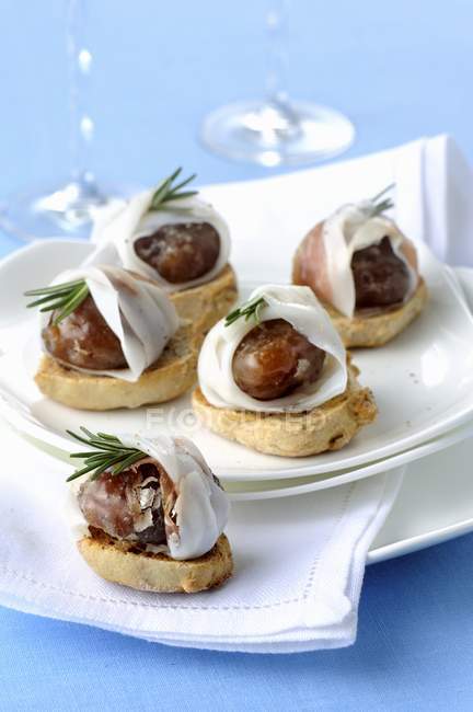 Closeup view of glace chestnuts with lardo — Stock Photo