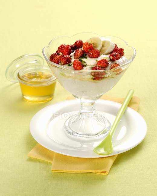 Banana mousse with strawberries — Stock Photo