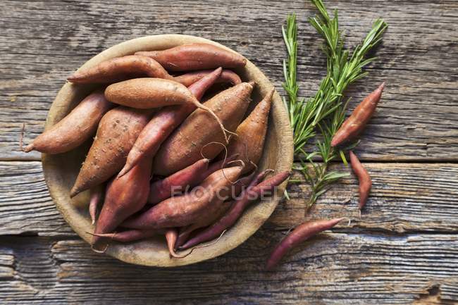 Sweet potatoes in wooden bowl — Stock Photo