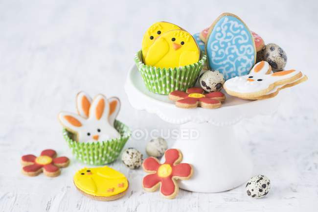 Galletas de Pascua coloridas - foto de stock