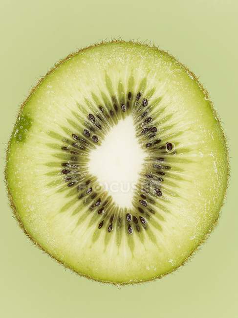 Slice of fresh kiwi — Stock Photo