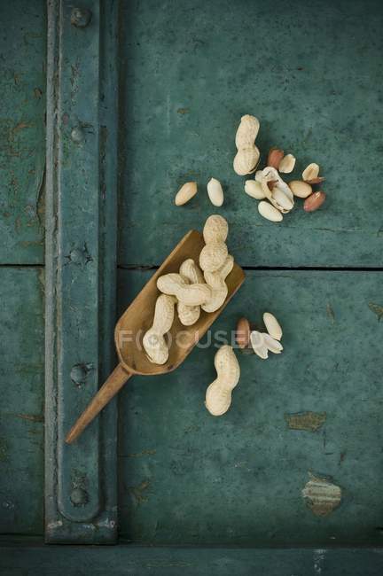 Erdnüsse geschält und ungeschält — Stockfoto