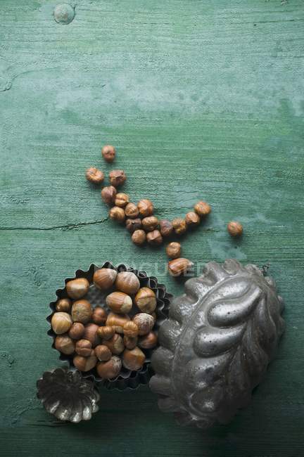 Очищенные и неочищенные Hazelnuts — стоковое фото