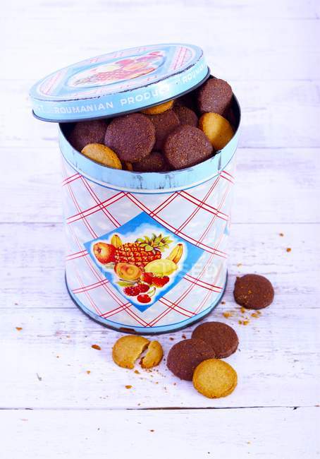 Biscuits au chocolat et boîte — Photo de stock