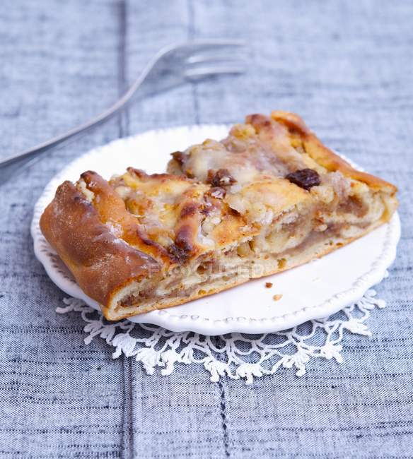 Closeup view of nut and raisin pastry piece on plate — Stock Photo