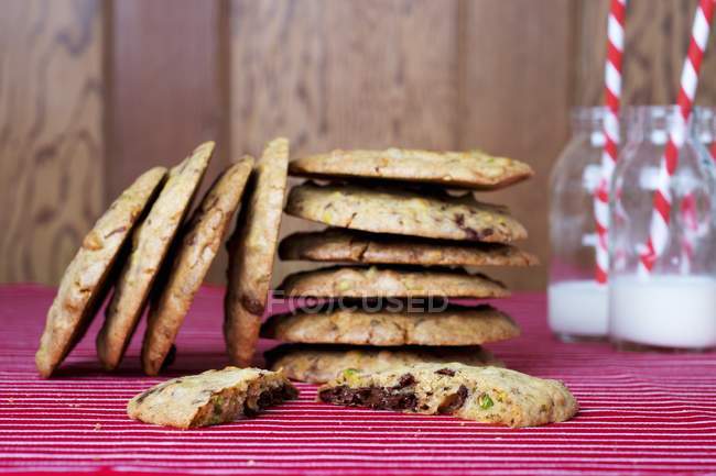 Dark chocolate and pistachio cookies — Stock Photo