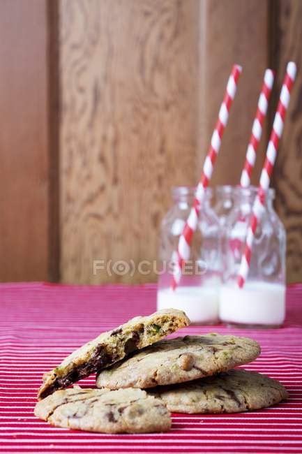 Biscotti al cioccolato fondente e pistacchio — Foto stock
