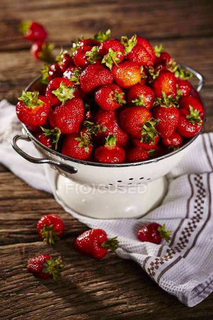 Fresas frescas en colador - foto de stock