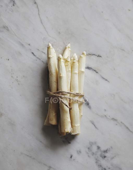 Manojo de espárragos blancos - foto de stock