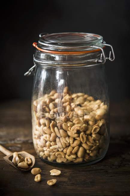 Amendoins em um pote de conservação — Fotografia de Stock