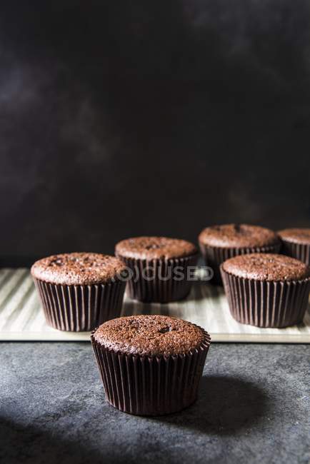 Pastelitos de chocolate en la mesa - foto de stock