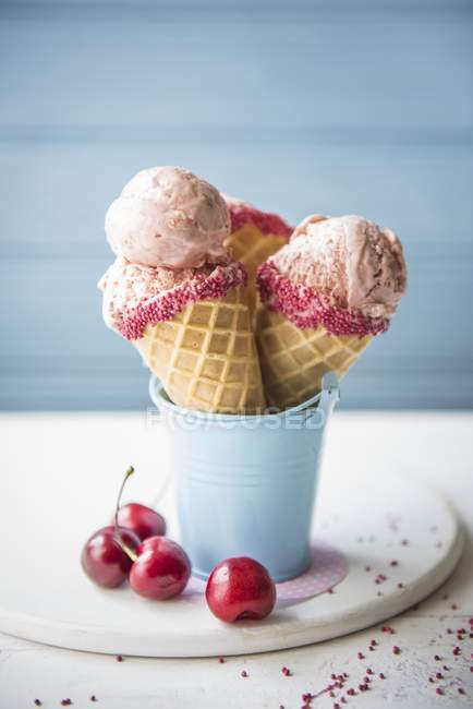 Вишневое мороженое — стоковое фото