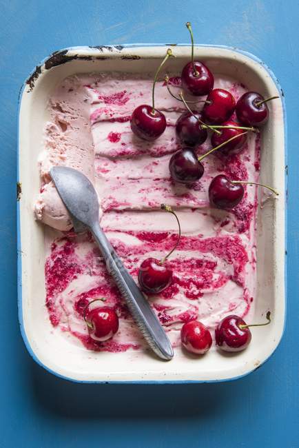 Cherry ice cream in an enamel dish — Stock Photo