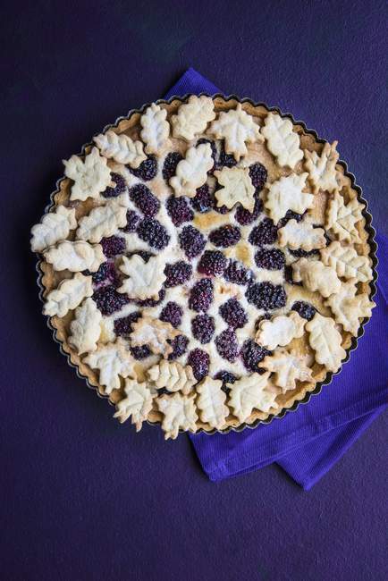 Whole blackberry and almond tart — Stock Photo
