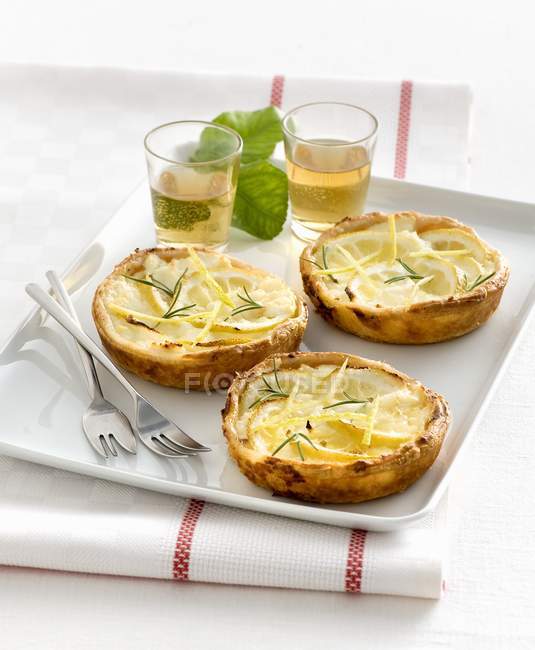 Tartaletas Ricotta con limón y romero - foto de stock