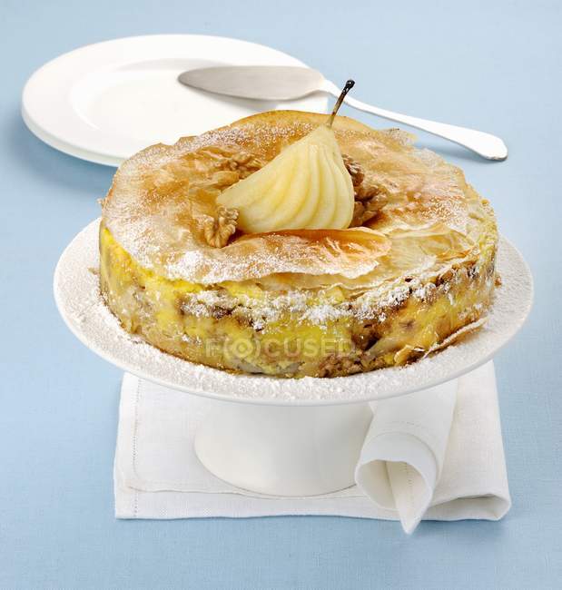 Vista de cerca de la tarta de pera con crujiente Filo pastelería - foto de stock