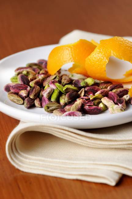 Closeup view of Bronte pistachios and orange peels — Stock Photo