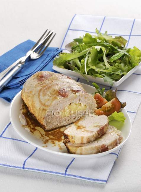 Pastel de carne de pavo con ensalada verde - foto de stock