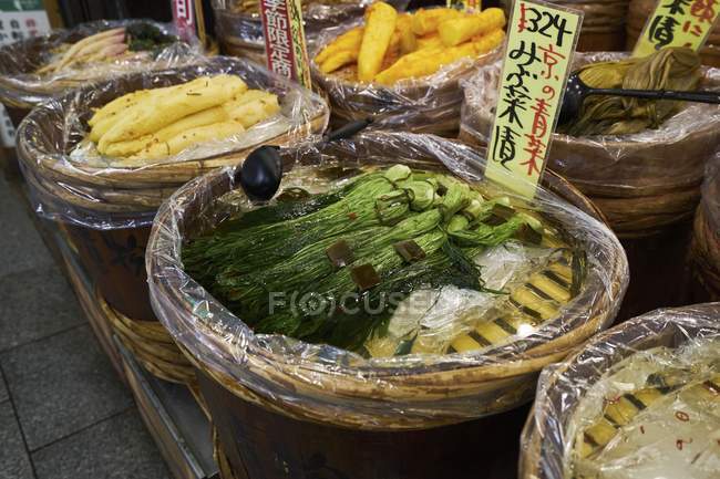 Gemüse in Holzkisten tagsüber auf dem Wochenmarkt — Stockfoto
